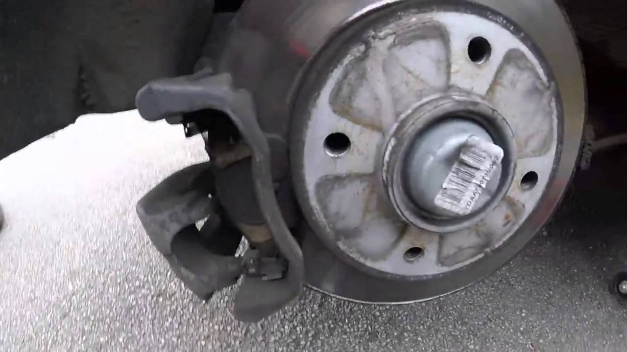 Как заменить тормозные колодки Peugeot  207 сс