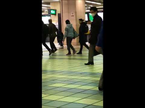 【絶叫！】へんなおじさん が京橋に出現「ゆーこときけー！」と怒鳴る A strange guy shown up in Kyobashi, and shouting loudly.