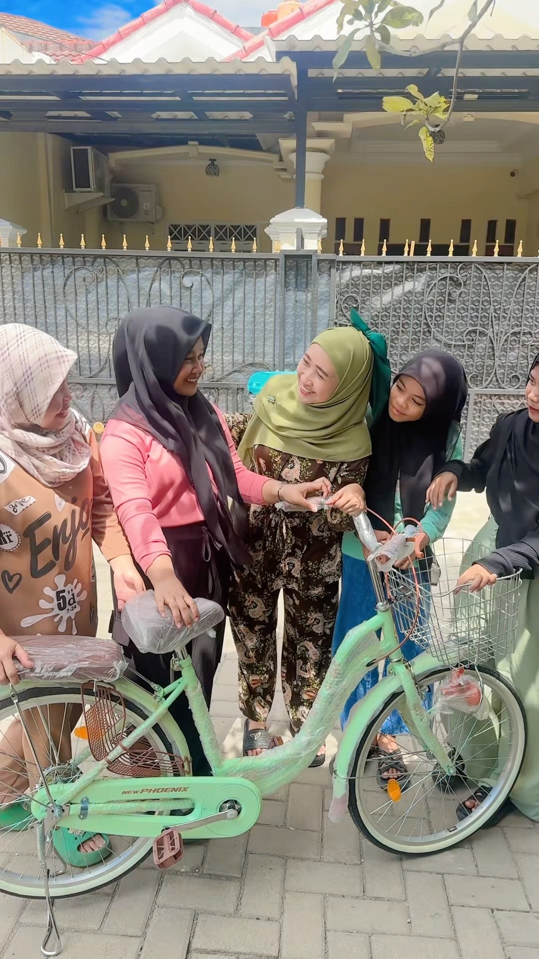 HADIAH SEPEDA BARU BUAT IBU RAYA