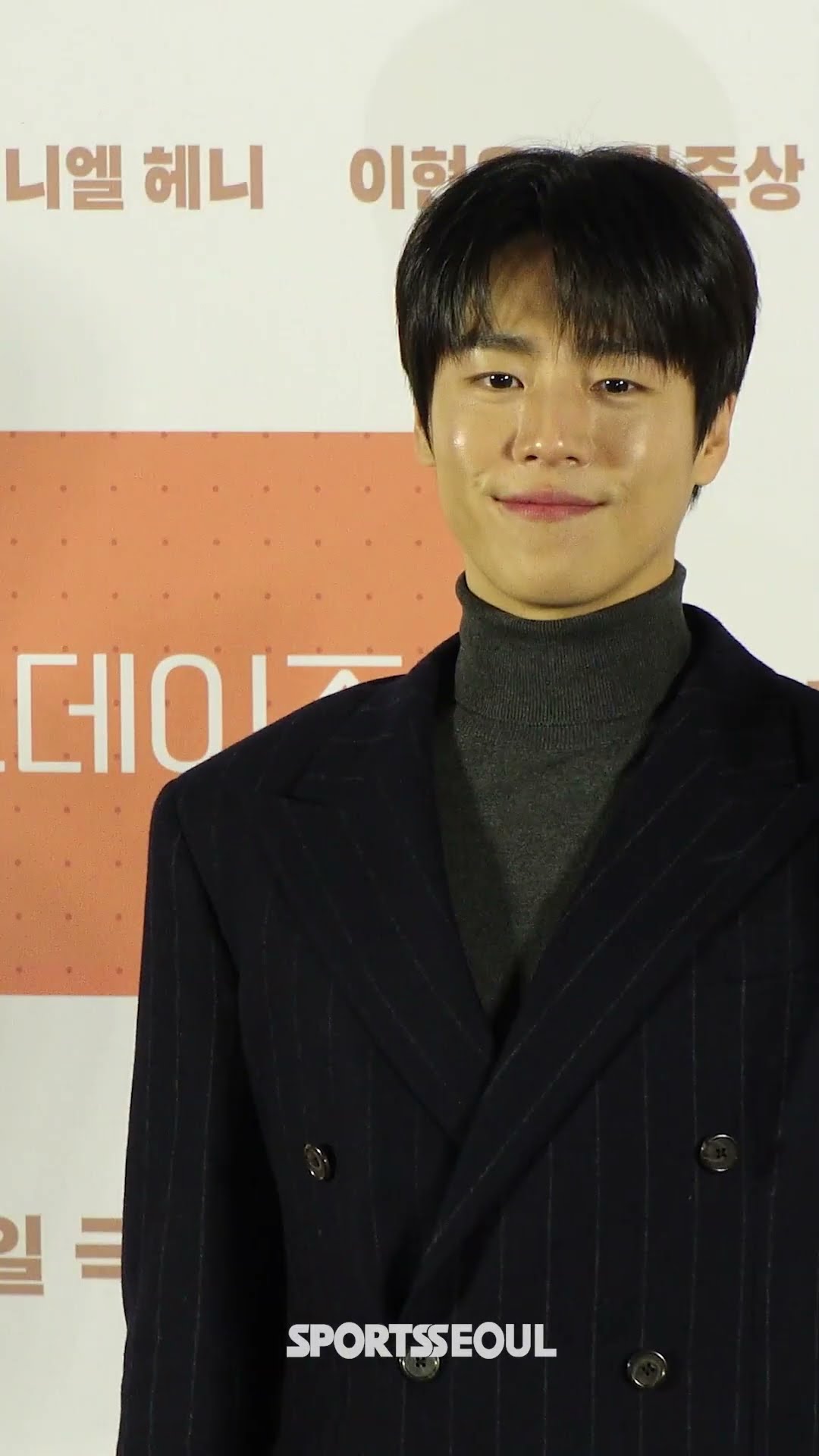 이현우, 미소가 부드러운 남자
