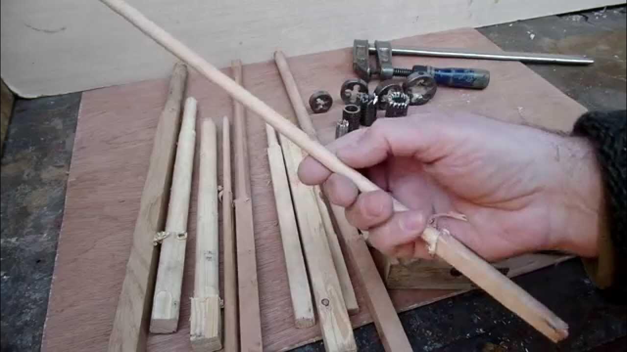 Круглые палки без токарного станка. Круглые палки из дерева своими руками. Круглая палочка своими руками. Квадратные деревянные палочки. Станок для изготовления круглых палочек из дерева.