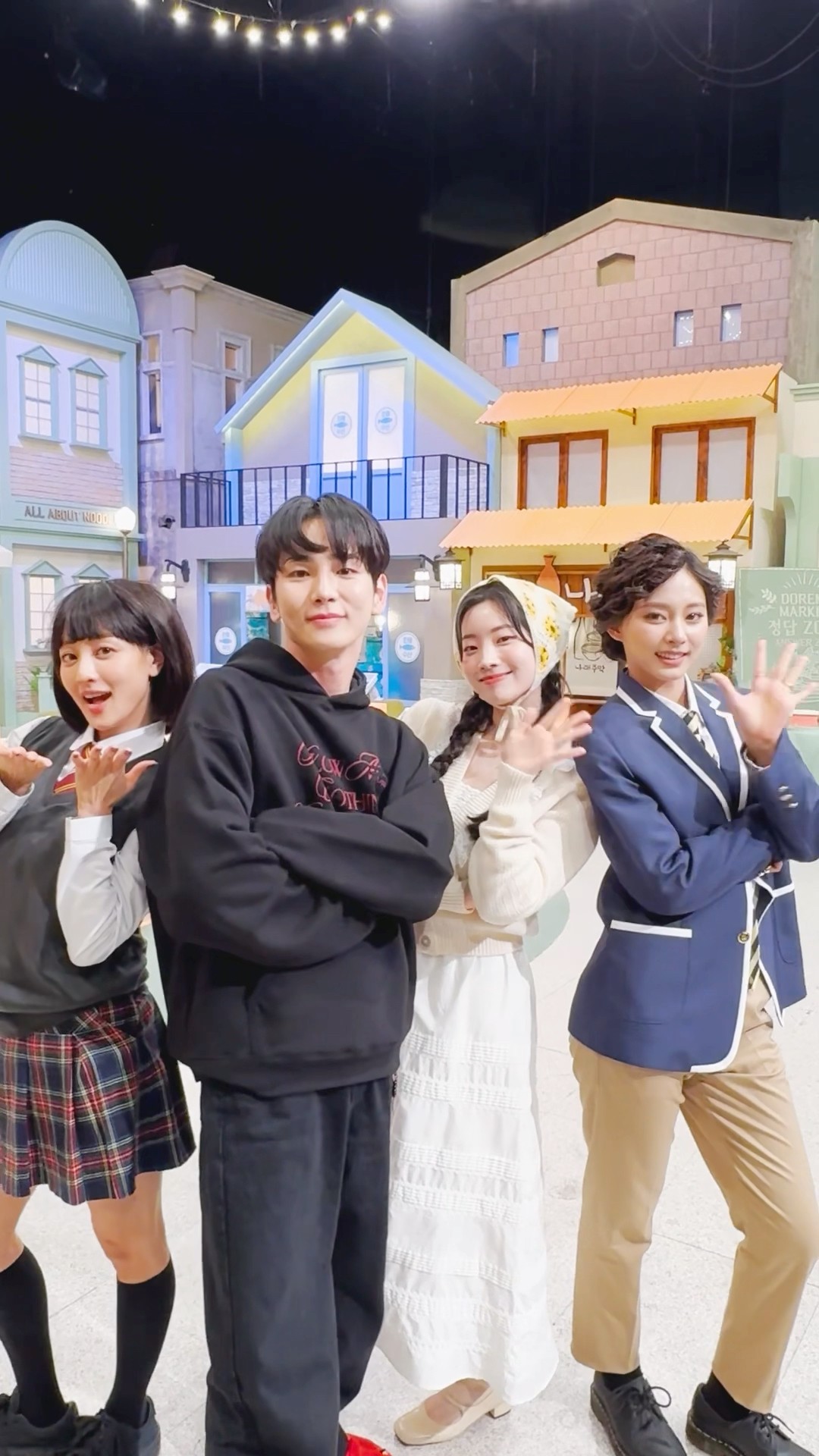 #STRATEGY with #KEY ??#TWICE #트와이스 #STRATEGY#SHINee #샤이니 #키#JIHYO #지효 #DAHYUN #다현 #TZUYU #쯔위