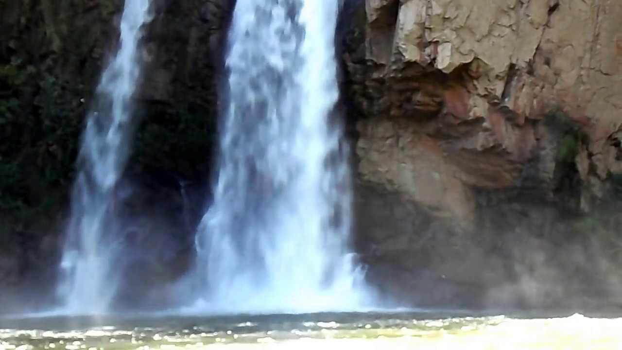 Cachoeira Fecho da Serra Capitólio pulando na queda dágua com Rotas do Mundo 1