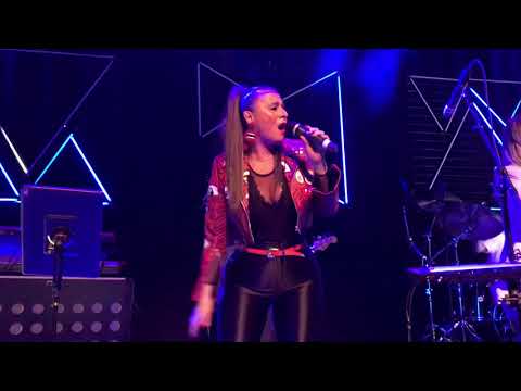 Trijntje Oosterhuis distantieert zich van singer-songwriterwedstrijd in Dronten