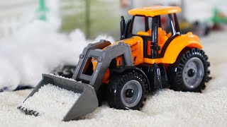 Видео про трактора для детей. Трактора убирают снег