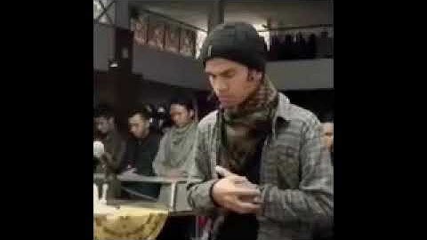 شاب يقرأ سورة الرحمن بصوت جميل