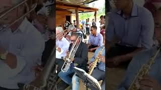 Tocando instrumento com os pés CCB