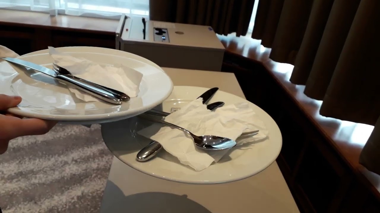 3 benutzte Teller abräumen – realistische Alltagsszene