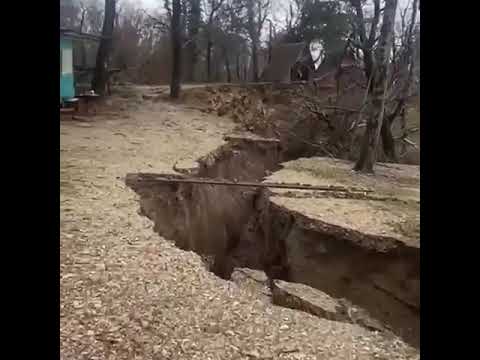 В Краснодарском крае обрушился берег моря вместе с домами из-за оползня. Последствия сильных дождей.