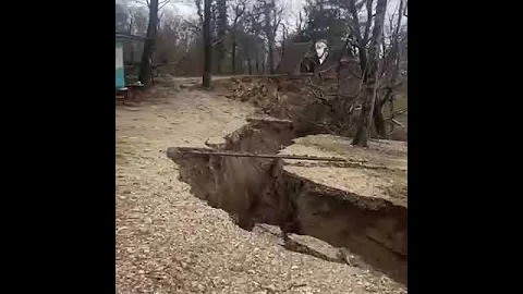 В Краснодарском крае обрушился берег моря вместе с домами из-за оползня. Последствия сильных дождей.
