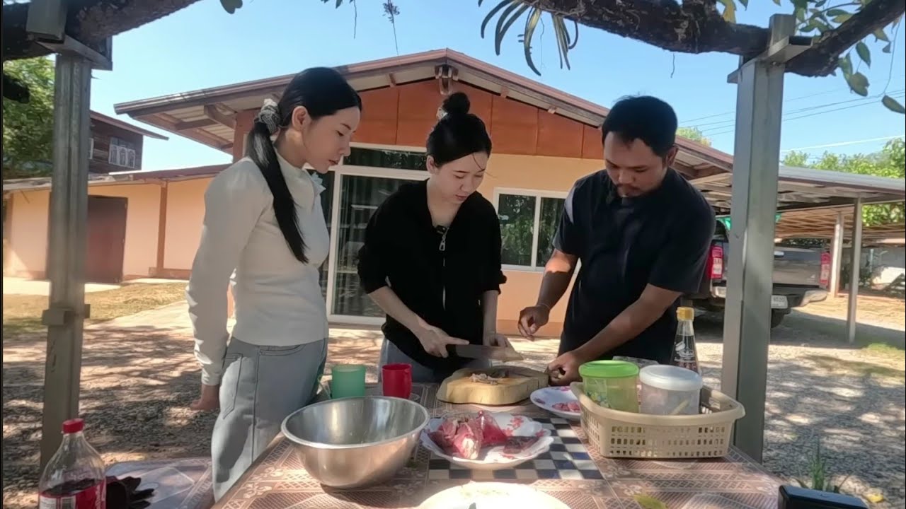 #สาวลาว #น้องติน่า ซ้อมกินลาบไว้ใส่งานกินดอง​ซอยจุ๊ใครน้อจะได้แต่งงานก่อนกันระหว่างหนุ่มไทยกับสาวลาว