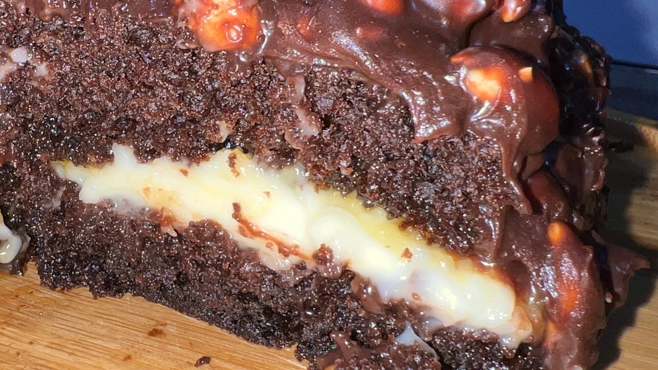عمرك تذوقت مثل هاذا كيك بالشوكولاتة بدون طحين سبونج ولا محسن ولا كريمه حشوه بالكريمه منزليه وتوفي