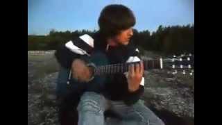 Видео ПАРЕНЬ ОФИГЕННО ИГРАЕТ НА ГИТАРЕ женская натура (автор: макcут отто)