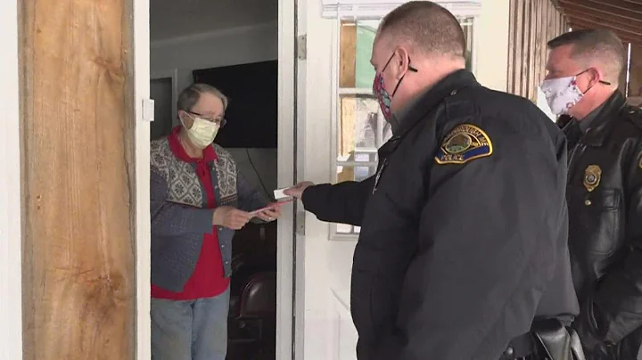 Scarborough PD spreads some love in their communit...