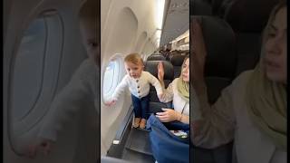 Ohaa Uçak Koltuğunda Ki Bebek Düşecekken Annesi Yakalıyor