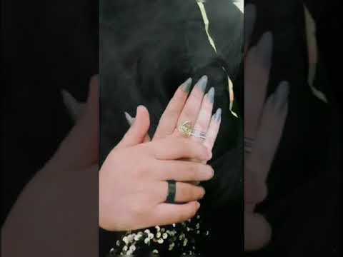 معاك الدنيا رايقه وضحكالي