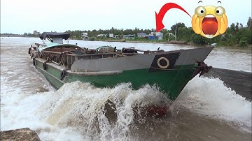 Động cơ công suất mạnh giúp sà lan vượt cống mạnh mẽ.!