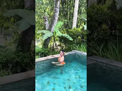 Viral!! Berpose manja dikolam renang - Anindita Hidayat