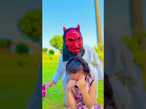 الطفل الجميل هل يستحق هذا ام لا لا 