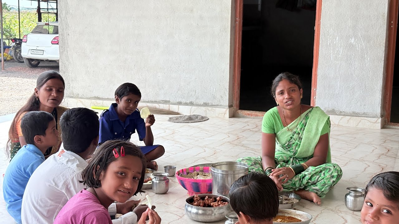 स्वाती ताई साठी भजी पापड चा बेत केलाय ।पुजाने मोनाला भजी साठी मारल पण पळत आली मोना 😭#गावठीपुनम 