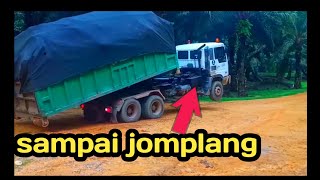 Mobil truk Hino muat sawit cara lori Roro menaikkan tong berisi buah kelapa sawit