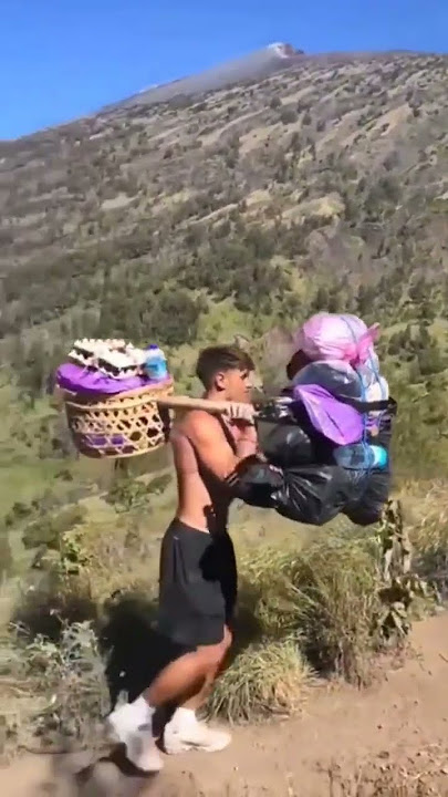 Bule jadi Porter Gunung Rinjani apakah mampu #gunungrinjani #mountrinjani #rinjani #gunung #turist