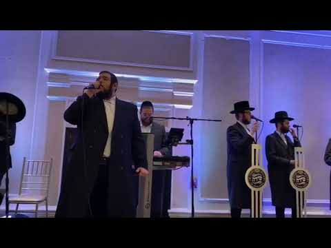 שמילי אונגר עם מקהלת שירה והקלידן והמעבד שימי לוי