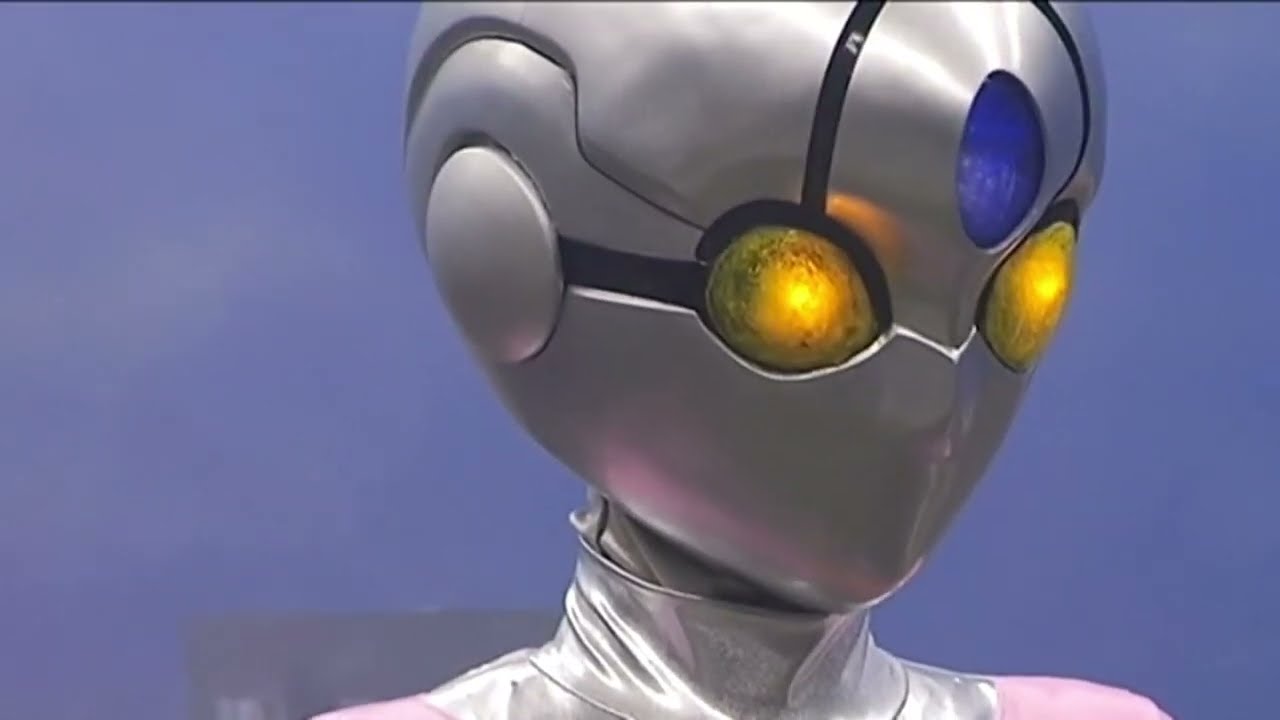 華奢なウルトラウーマンが蜘蛛怪獣にやられる