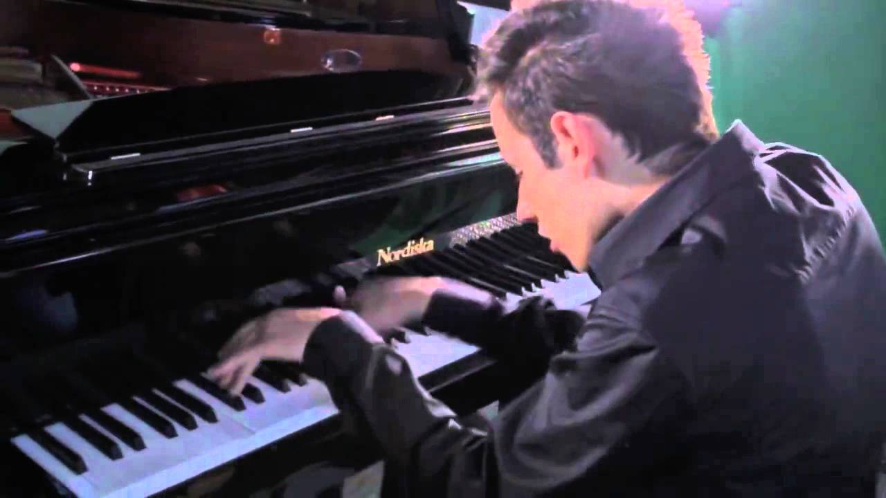 Великолепный кавер «Bad» Майкла Джексона на фортепиано