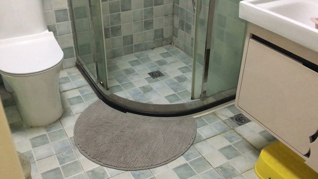 Small curved bath mat for the round shower cabinet