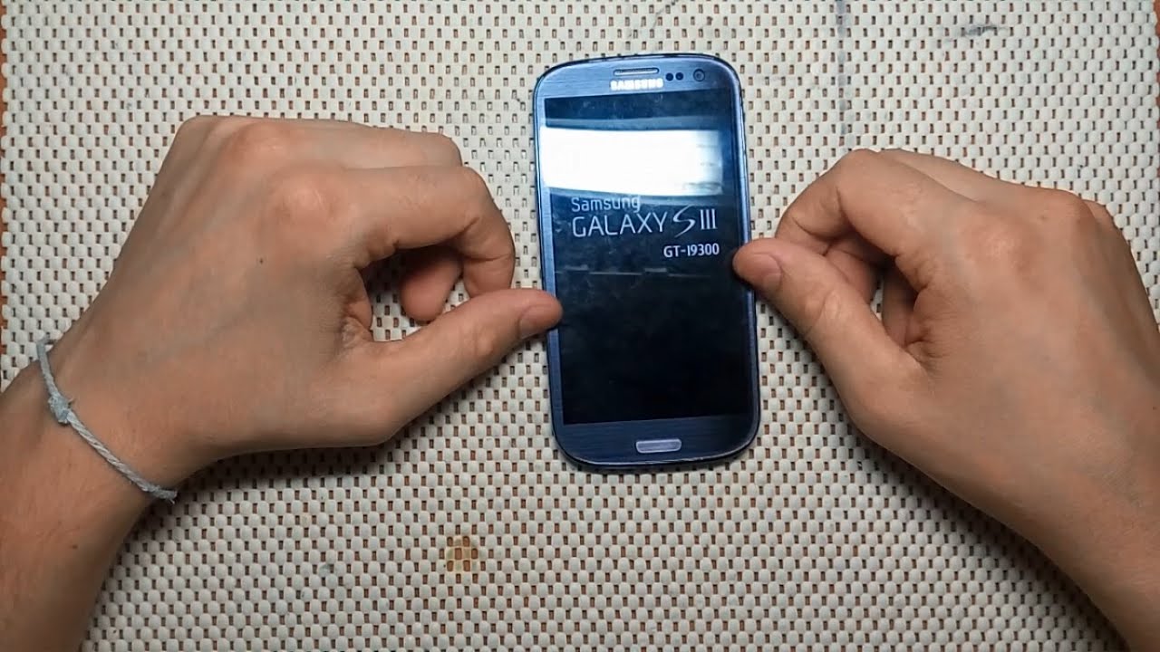 Включается телефон самсунг галакси. Samsung Galaxy i9300. Клавиша питания Samsung Galaxy s3. Кнопки Samsung 9300. Galaxy s3 кнопка включения.