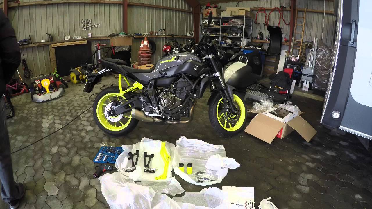 Yamaha MT07 får monteret crash cage YouTube
