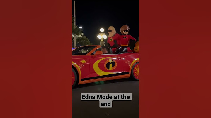 The Incredibles & Edna Mode react to the crowd at Disney #shorts