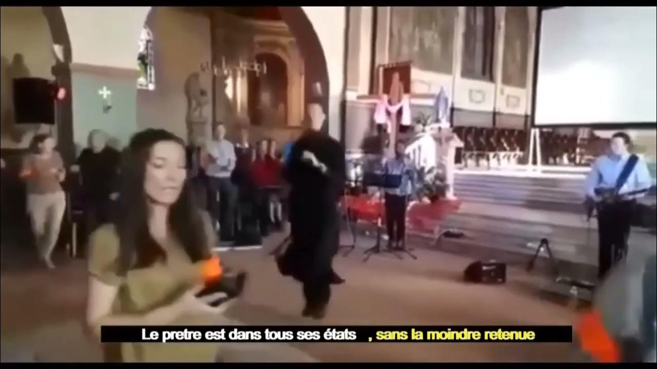 Voici un prêtre qui danse comme un vrai mondain. L'église catholique se transforme en boîte de