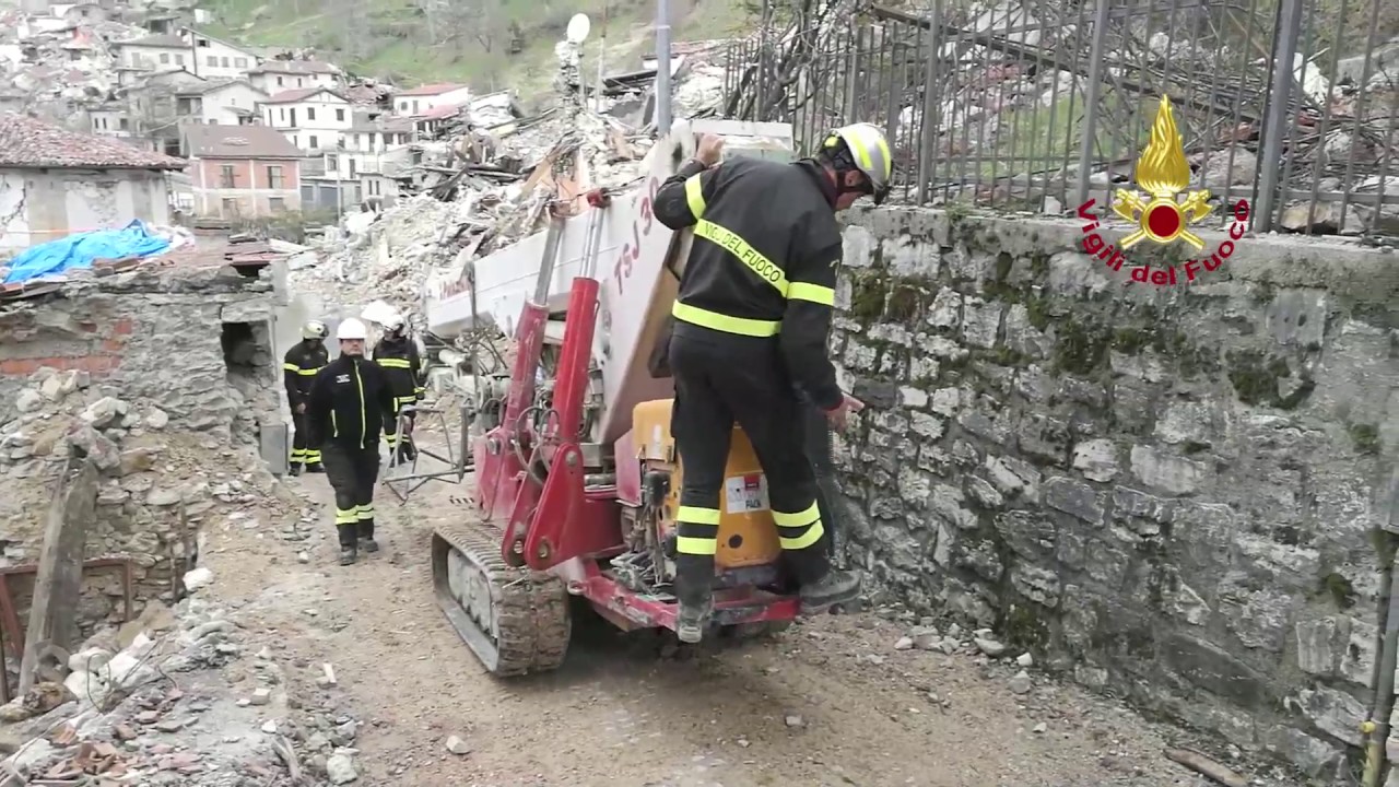 "Ragno" recuperato dai pompieri a Capodacqua (video cdv vigilfuoco AP)