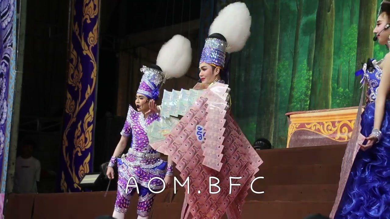 พี่เอสกลับมาแสดงคืนแรกก็โดนเลย เบลล์ : คิดยังไงมีแฟนรุ่นพ่อ หมวย : เค้าดูแลดีนะ 😹 