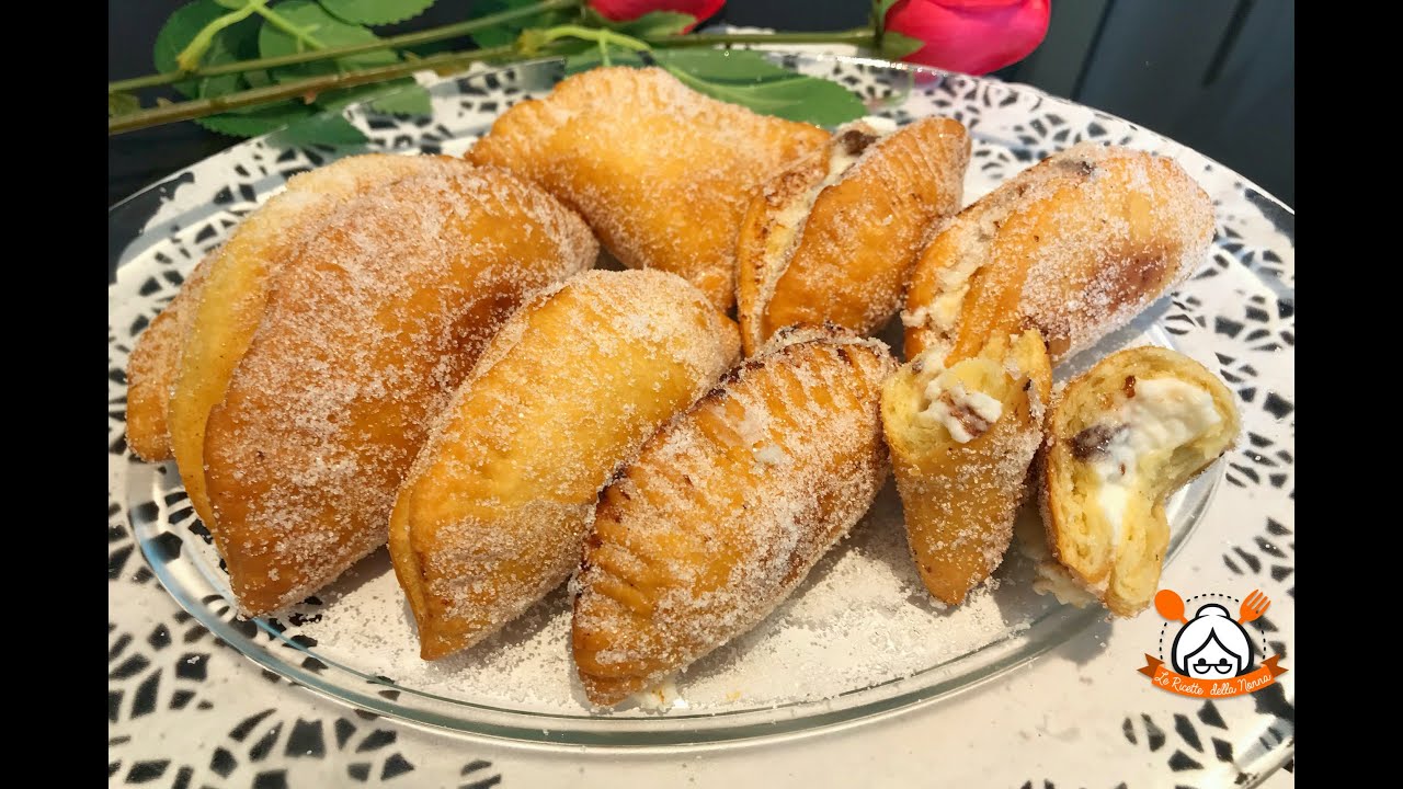 CASSATELLE SICILIANE RIPIENE DI RICOTTA E GOCCE DI CIOCCOLATO