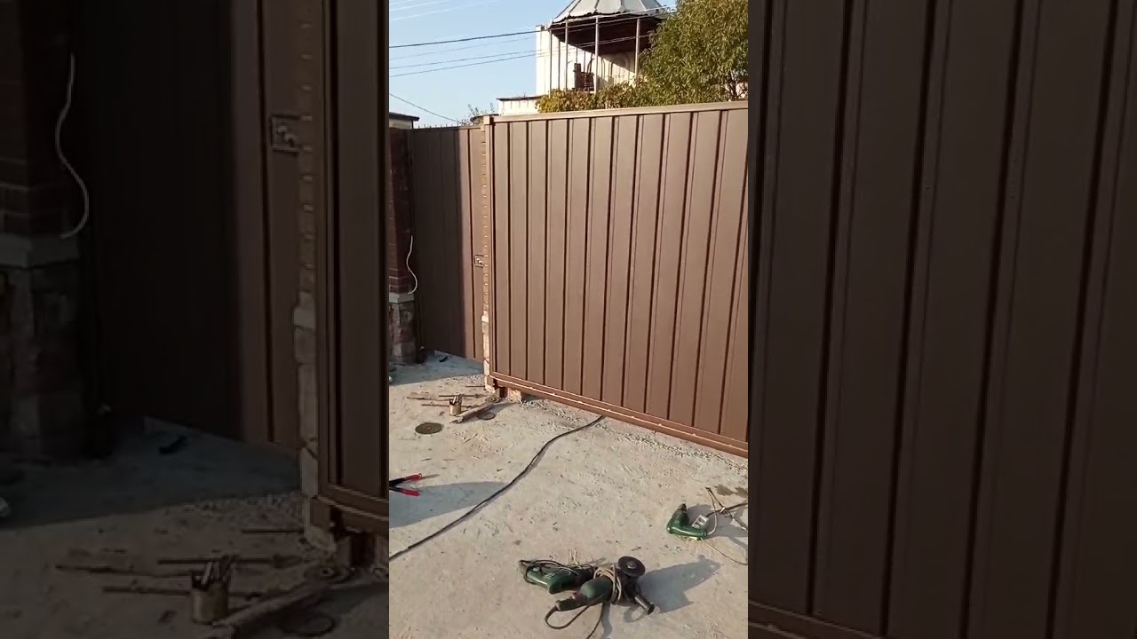 Откатные ворота Кременчуг. Установка консольных ворот. Профлист Ruukki ...