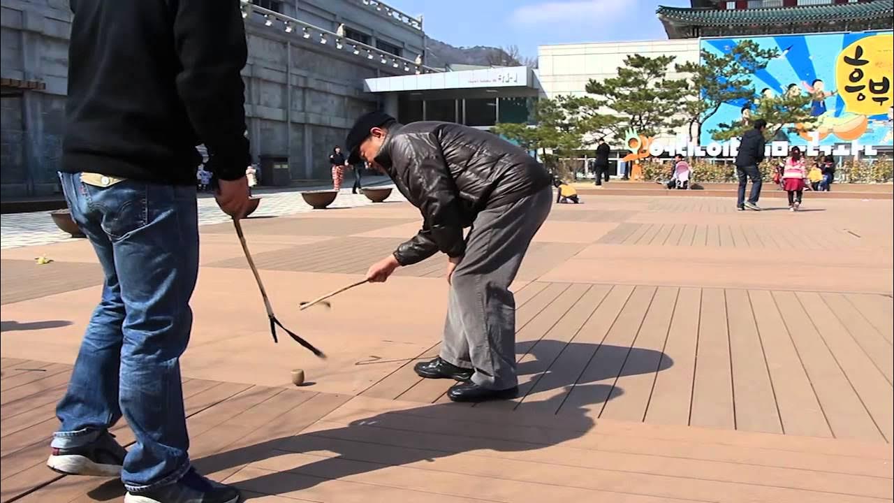 팽이치기. peng e chi gi (topspinning game). korea. YouTube