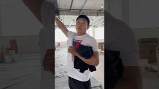 Покраска потолка и коробов. По плану было два слоя, а в итоге сделали три для насыщенного цвета.