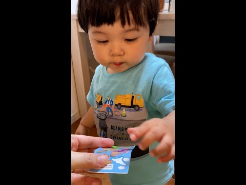 【1歳5ヶ月】本日のシール遊び。/Ayato Playing With Stickers