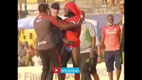 Tazama Morrison alivyovua nguo akabaki na chupi hadharan