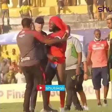 Tazama Morrison alivyovua nguo akabaki na chupi hadharan