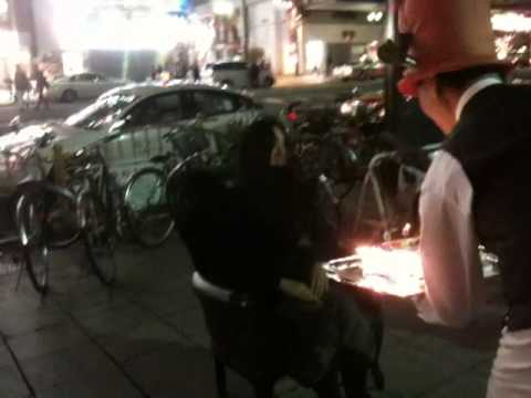 カドジュン路上誕生日会の風景④- プレゼント贈呈（ケーキとギター）.MOV