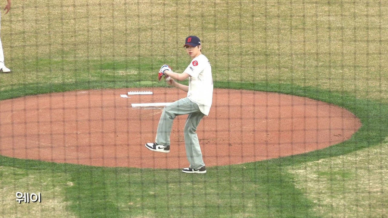 [4K] 250329 강다니엘 시구 롯데 vs KT (부산 사직구장)