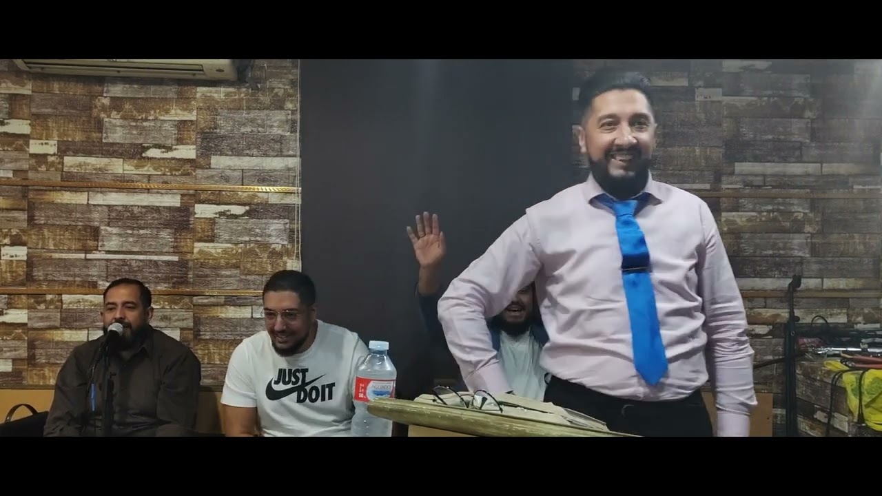 iglesia la meseta con el pastor y el coro en adoración