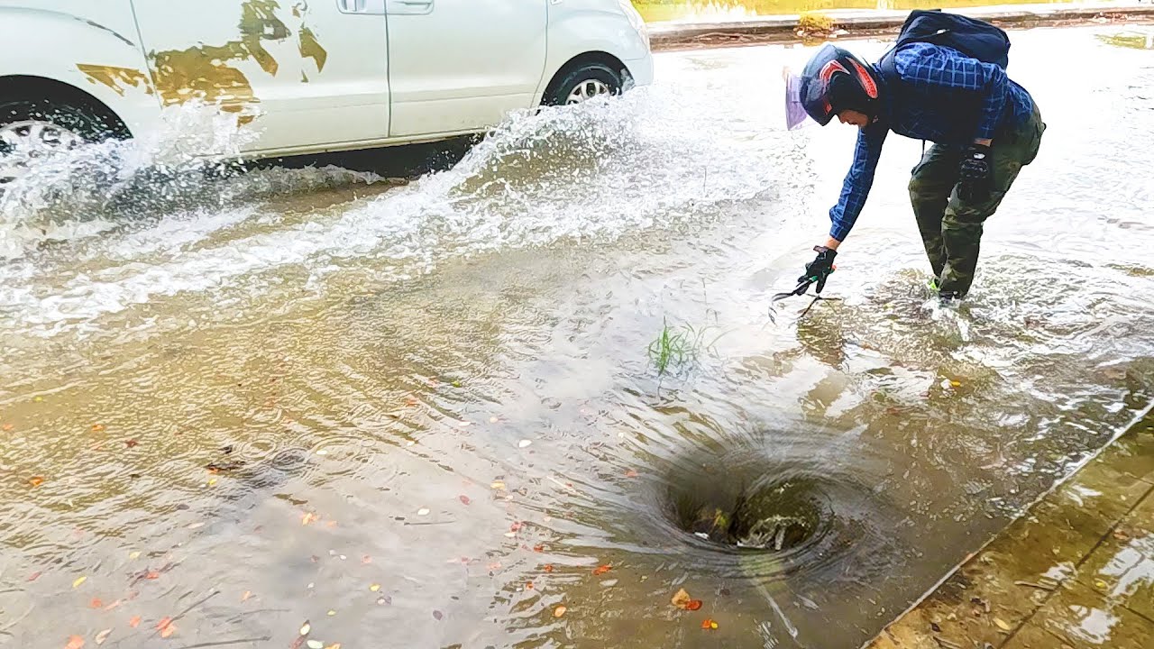 Unclogging Storm Drains to Clear Roads Unclogging to Save Flooded Roads ...