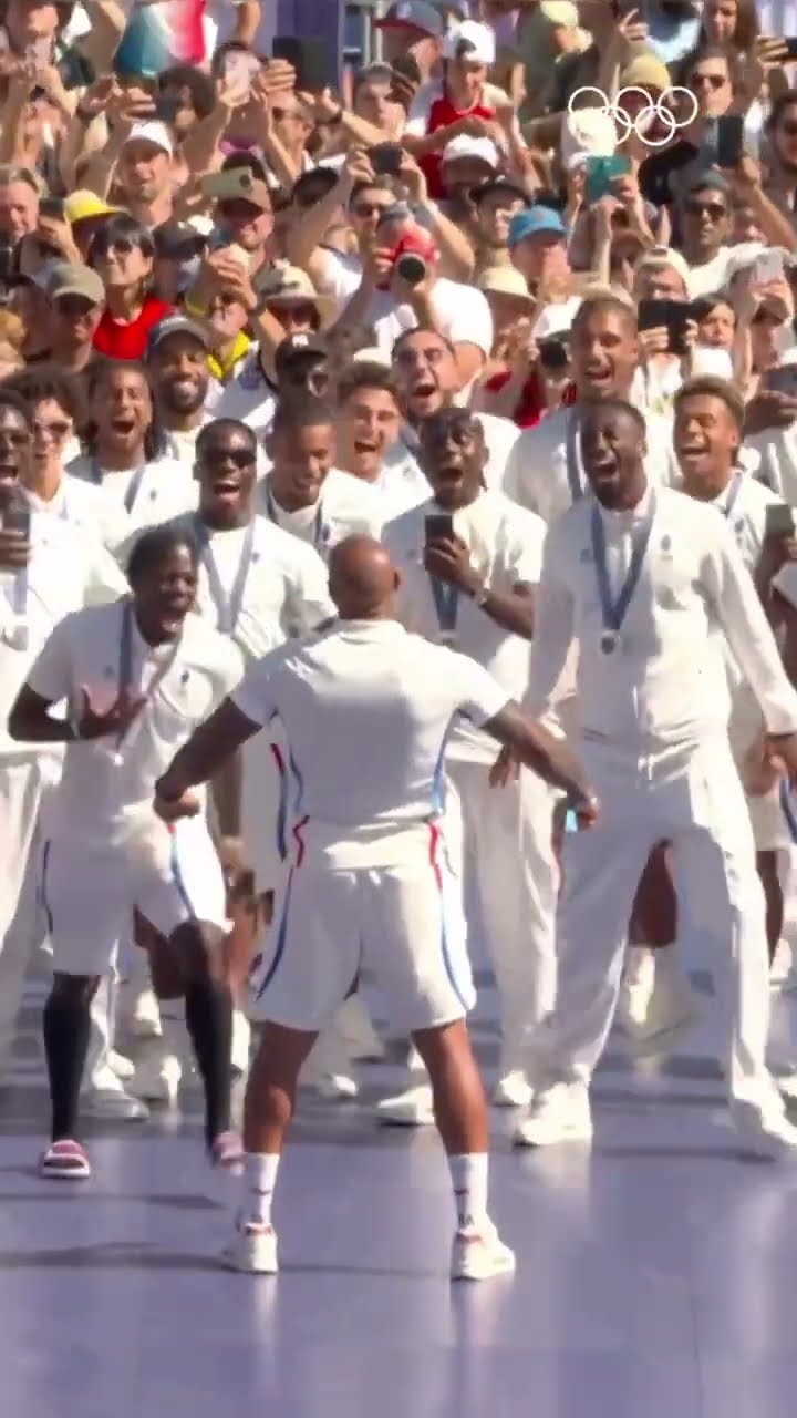 Thierry Henry with one of the coldest Olympic celebrations! ❤️