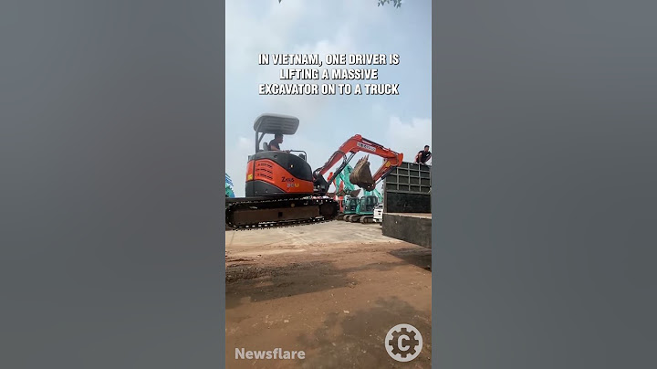 Forklift Driver’s Epic Skill—Lifts a Digger onto a Truck! 🚜