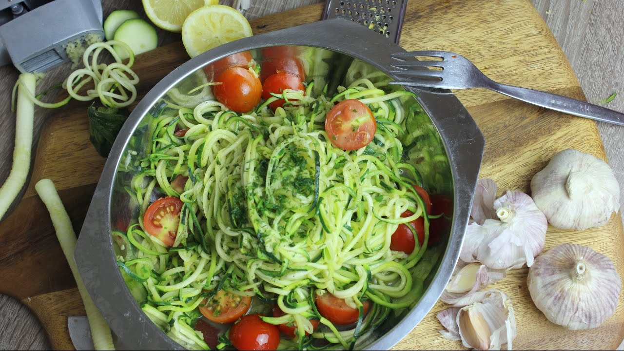 ZucchiniSpaghetti aglio olio e pomodoro I Zoodles I PastaAlternative